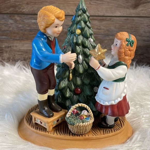 Avon Vintage 1982 Porcelain Christmas Collectible, Christmas Memories Series - Picture 2 of 11